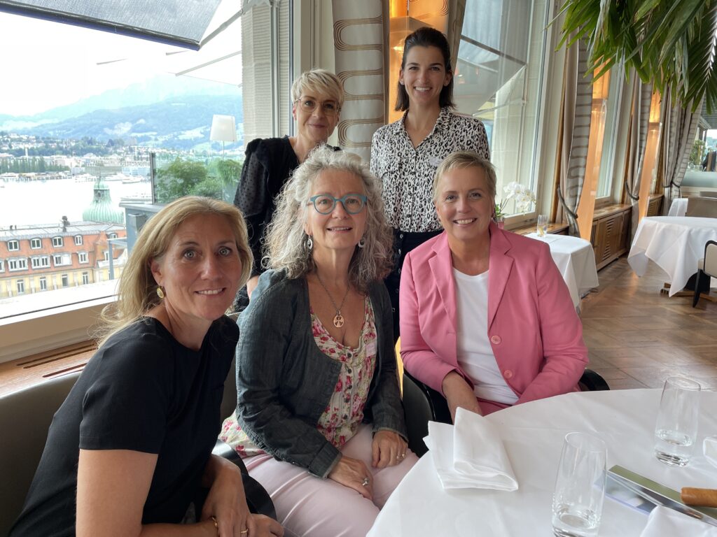 Eine Frauengruppe, die sich zum Sommeranlass des Frauennetzwerkes "Womenbiz" im Hotel Montana in Luzern getroffen hat.